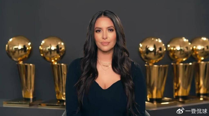 最近,瓦妮莎每一次亮相都妆容精致,一头秀发非常漂亮.值得注意的是