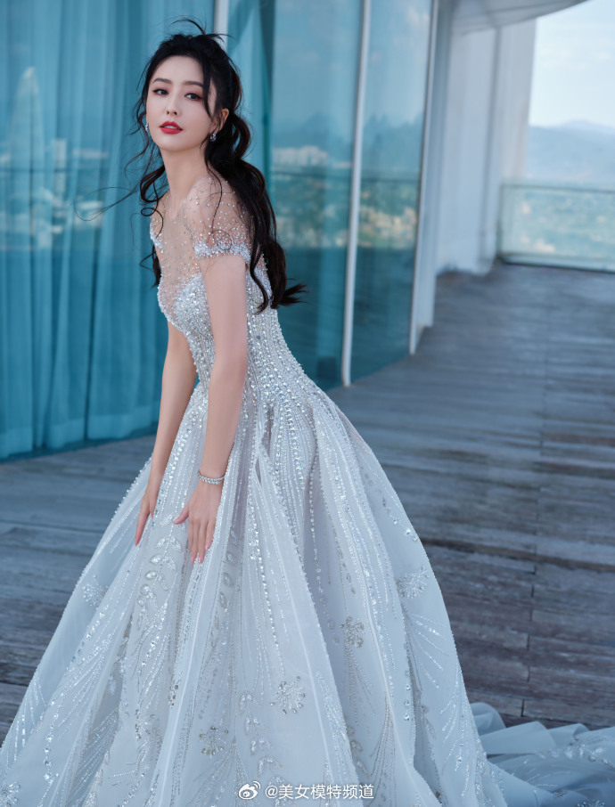 佟丽娅着白色闪钻纱裙身姿曼妙对镜微微露笑气质优雅
