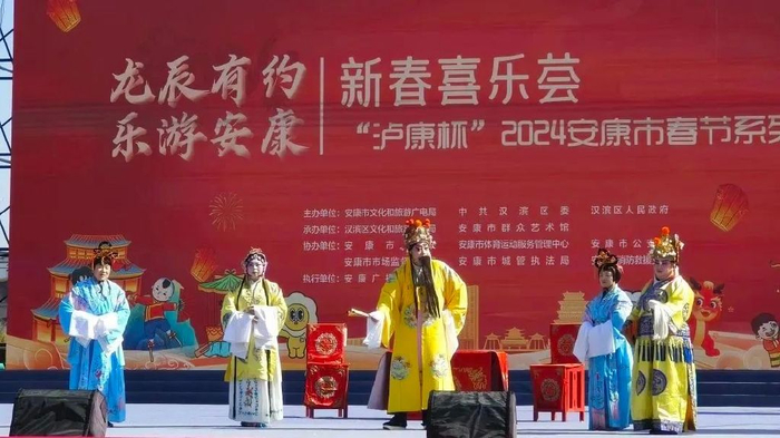 锣鼓铿锵戏韵悠扬陕西安康金州广场传统戏曲展演受热捧