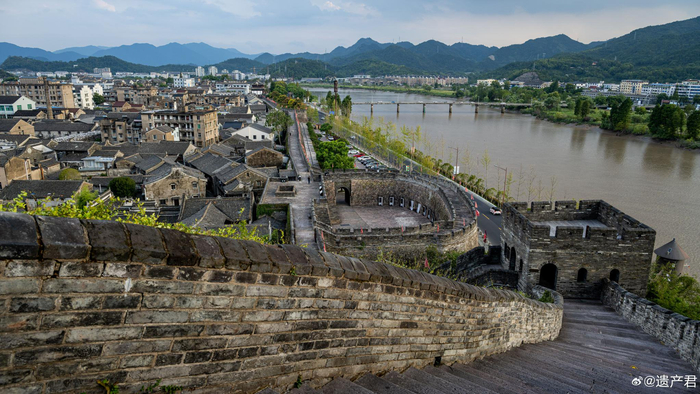 浙江台州的临海老城,国内为数不多保存较好的老城了,核心古街的格局