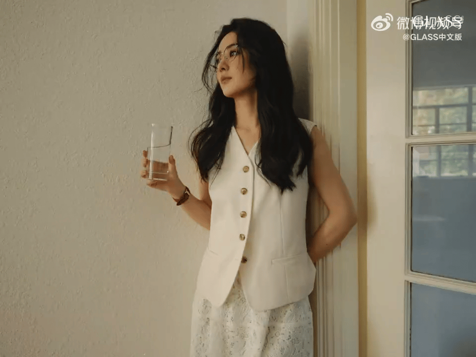 赵丽颖金丝眼镜配风衣礼帽知性冷艳