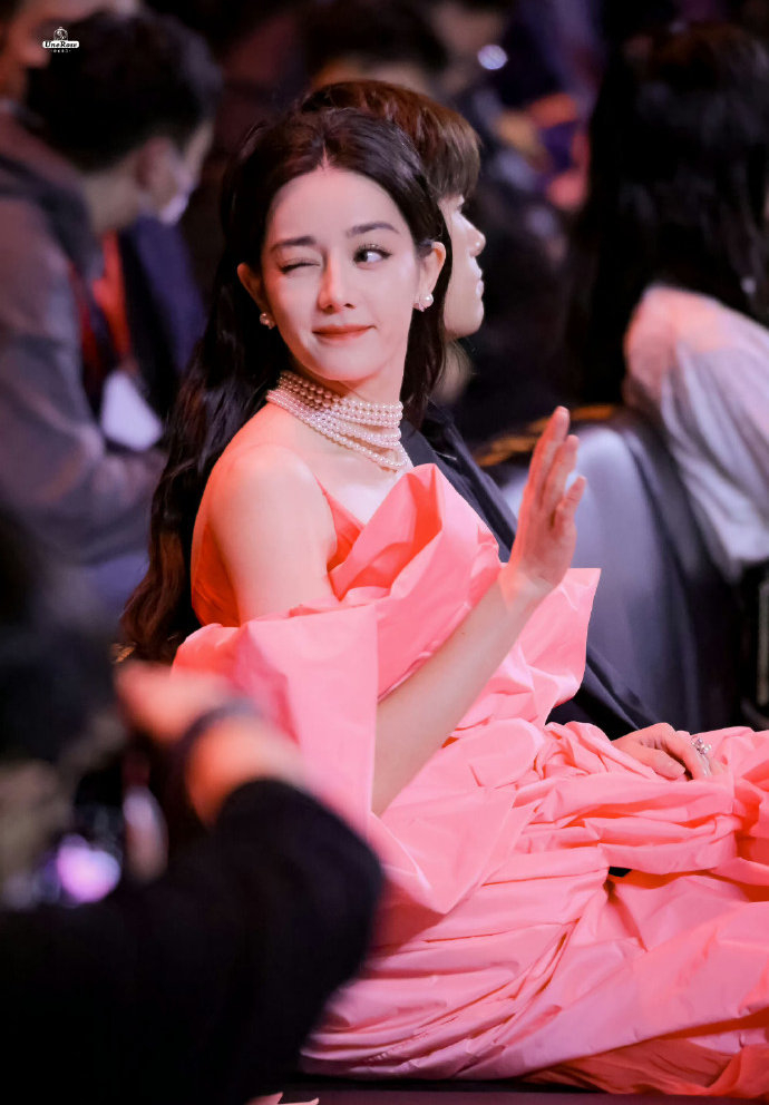 迪丽热巴虽然靠本人演技好实打实真金白银扛剧扛票房综合实绩90花