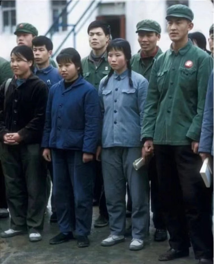 老照片:七十年代工农兵大学生,虽然朴实无华,但是热爱学习