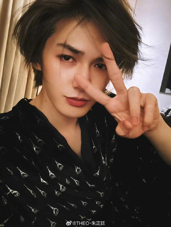 朱正廷是用上了马里奥手机壳吗,好有趣的样子