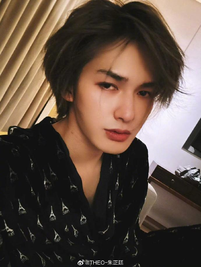 朱正廷是用上了马里奥手机壳吗好有趣的样子