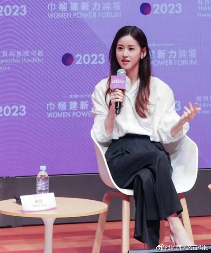 章泽天高调回归职场首亮相！在香港参加论坛好有气场，穿衬衣好牛__财经头条