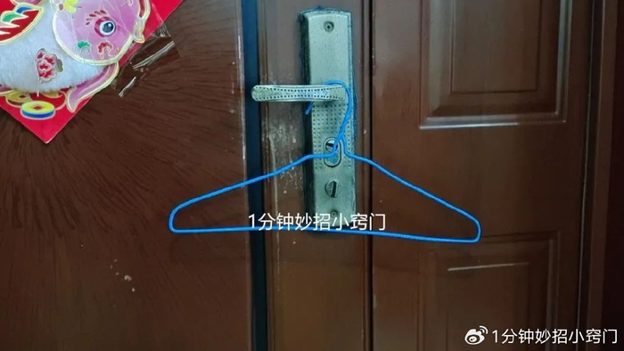 睡觉时记得在门把手上放一个衣架作用真的厉害抓紧学一学