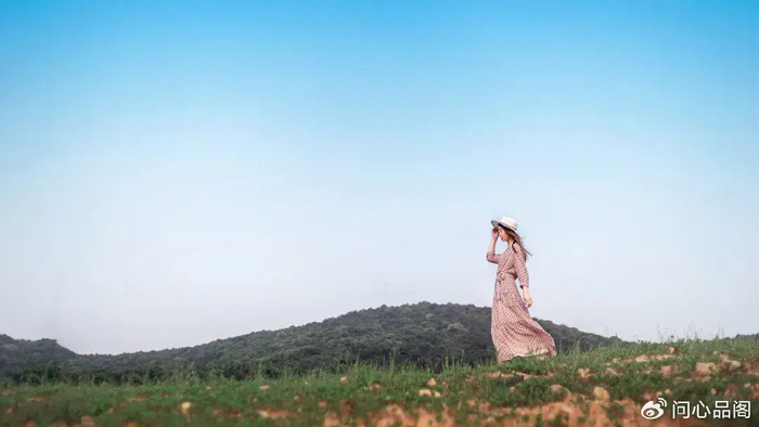 她们不沉溺于比较与炫耀的漩涡,而是选择以一份宁静致远的心态,默默