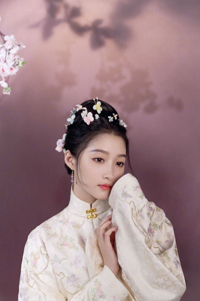 《年锦》好适合关晓彤,好清丽优雅