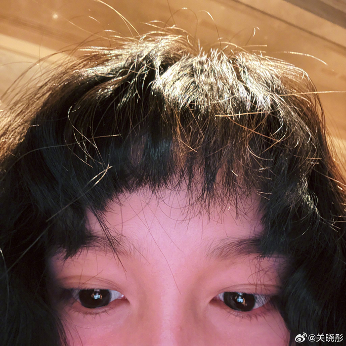 天呐关晓彤剪短头发了好可爱