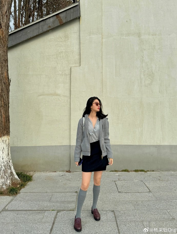 杨采钰进组晒照狠狠期待