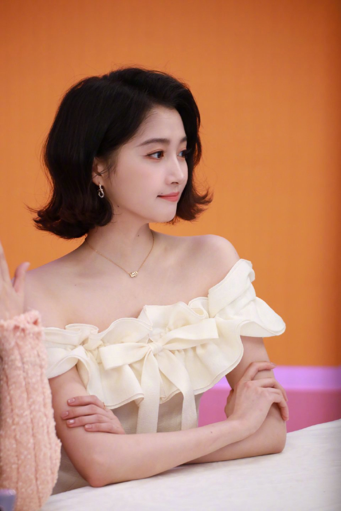 很俏皮很可爱的短发看得出她是公主短发关晓彤太美啦