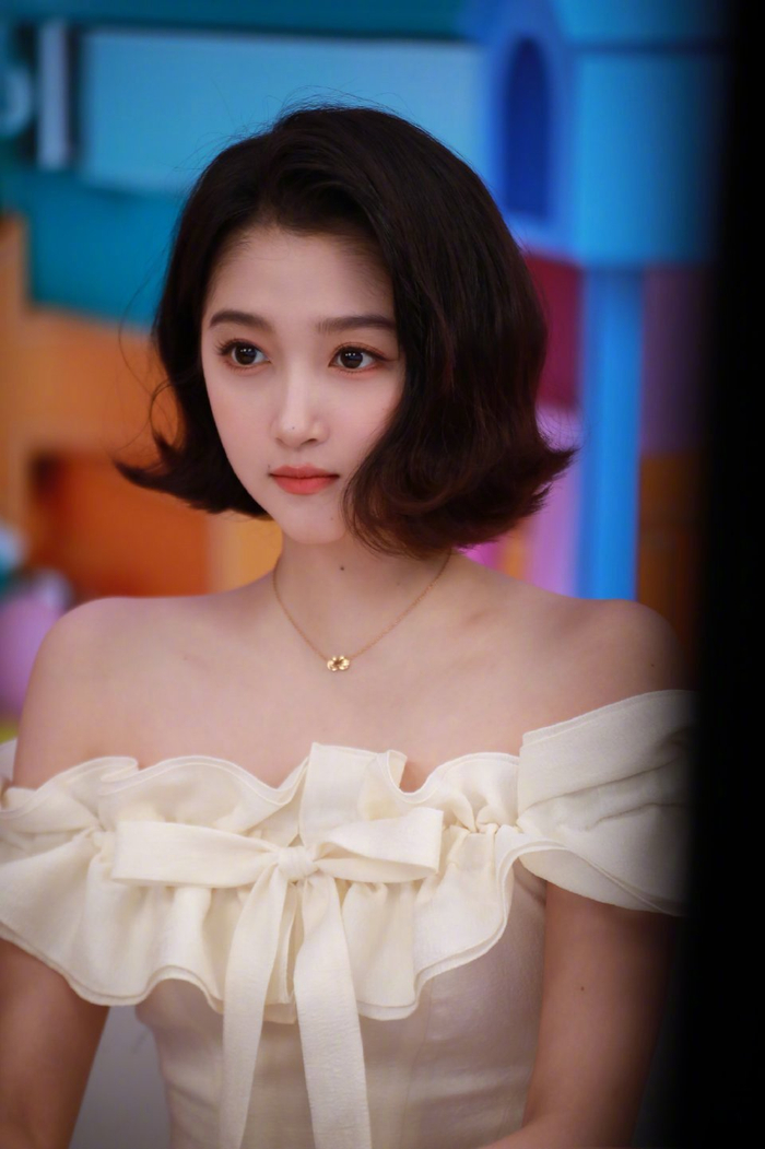 很俏皮很可爱的短发看得出她是公主短发关晓彤太美啦