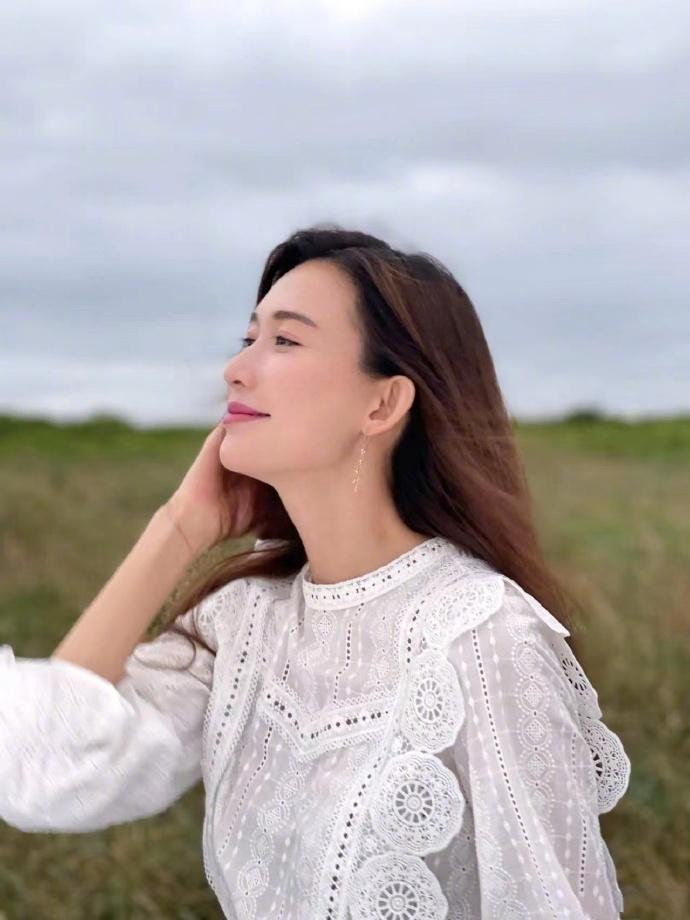 林志玲参加颁奖活动身穿镂空裙抢镜背有点不平脖子也有点前倾