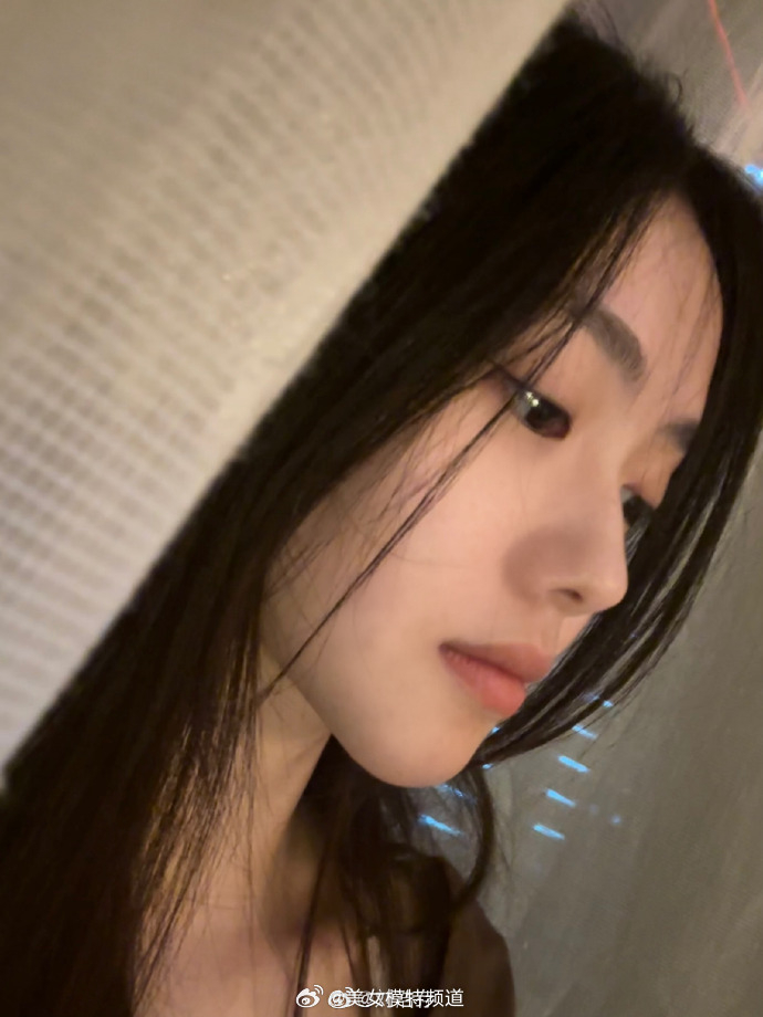 刘浩存晒四宫格怼脸自拍照对镜比耶笑容好甜