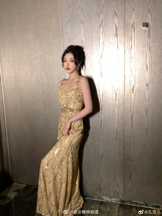 孔雪儿金色吊带长裙身段窈窕 妆容精致生图抗打