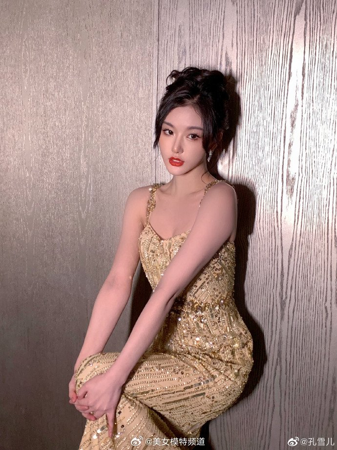 孔雪儿金色吊带长裙身段窈窕 妆容精致生图抗打