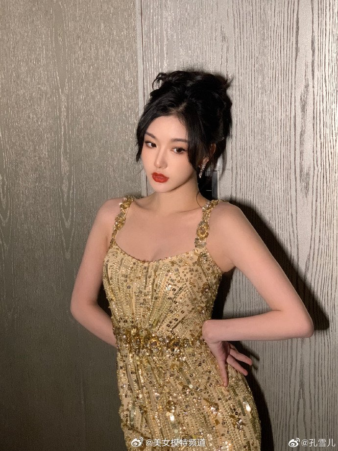 孔雪儿金色吊带长裙身段窈窕 妆容精致生图抗打
