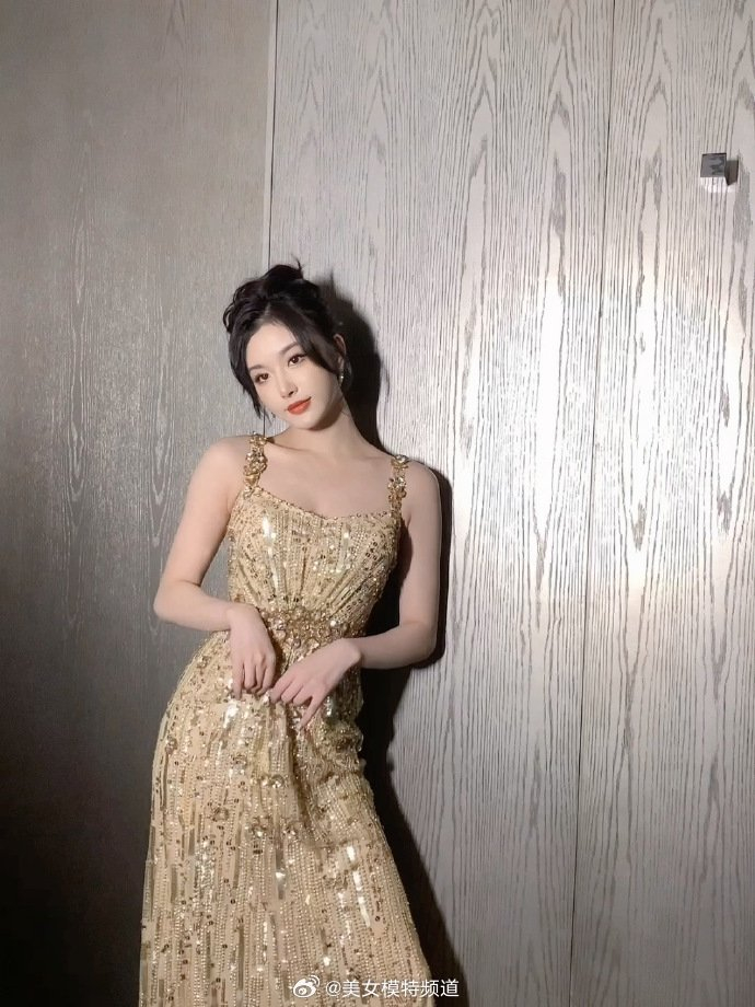 孔雪儿金色吊带长裙身段窈窕 妆容精致生图抗打