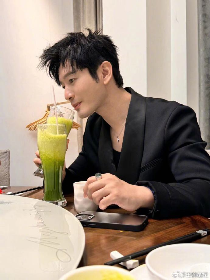 黄晓明又吃减脂餐,很绿色很健康,下颌线瘦回来了