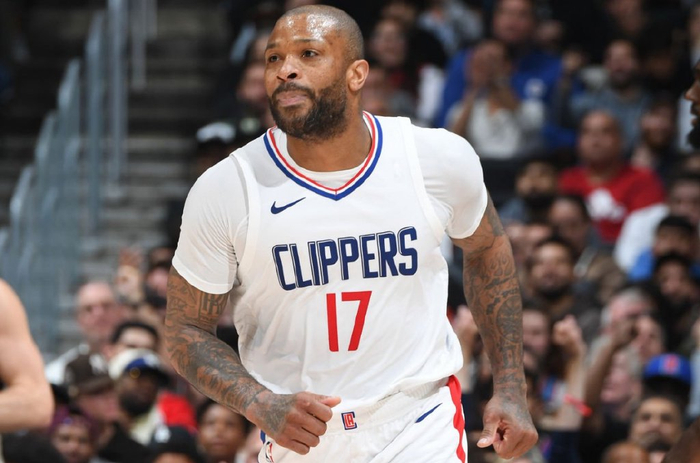 本场比赛中,快船的替补锋线老将pj-塔克(pj tucker)难得得到了进入