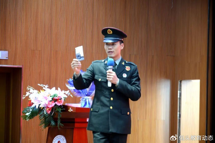 英雄足迹照童心,曾嵘携国旗情走进包头市昆都仑区第一实验小学
