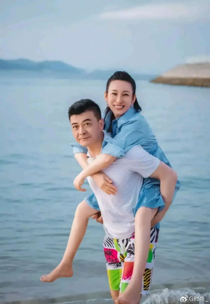 嫁对人很重要,秦海璐和大7岁老公甜蜜合体,穿蓝色衬衫裙太温柔