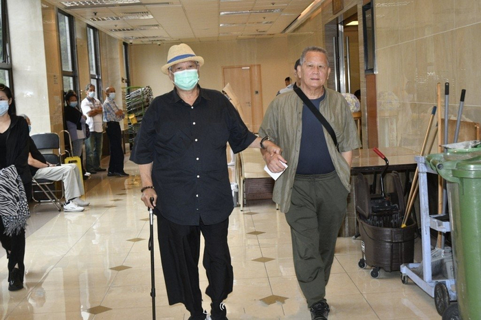 孟海出殡钱嘉乐杨明卢惠光等为其扶灵洪金宝拄拐杖送别