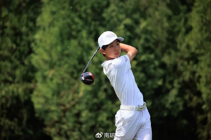 赵梓旭1鹰8鸟领先汇丰青少年a组36洞 侯佩琪力争背靠背夺冠|赵梓旭