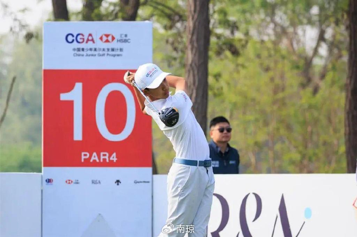 赵梓旭1鹰8鸟领先汇丰青少年a组36洞 侯佩琪力争背靠背夺冠|赵梓旭