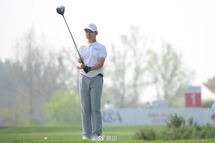 赵梓旭1鹰8鸟领先汇丰青少年a组36洞 侯佩琪力争背靠背夺冠|赵梓旭