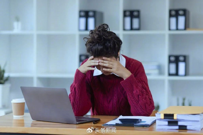 一件小事就情绪爆炸的人,不一定是脾气差,可能是在"自我攻击"