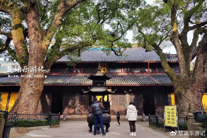 阿育王寺建成之後得到快速發展,僧侶多到廟宇無法容納,但寺院四周都是