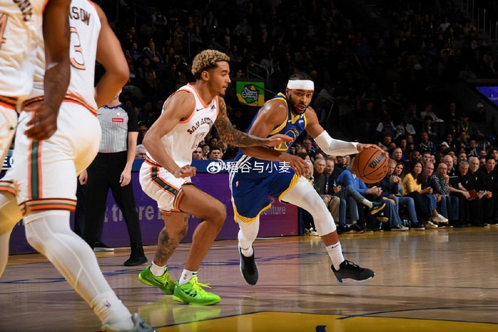 本场比赛中,勇士的替补侧翼新星摩西-穆迪(moses moody)的表现显然并