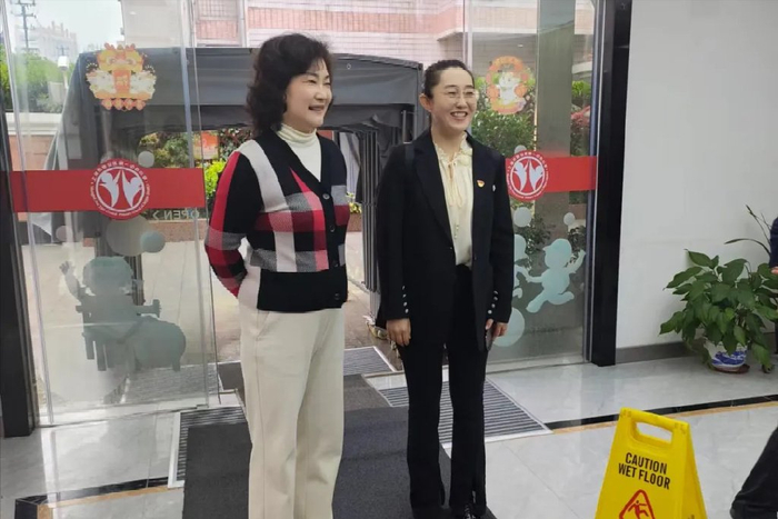 包头市九原区世纪路第二小学王文娟校长及参与跟岗的五名教师;内蒙古
