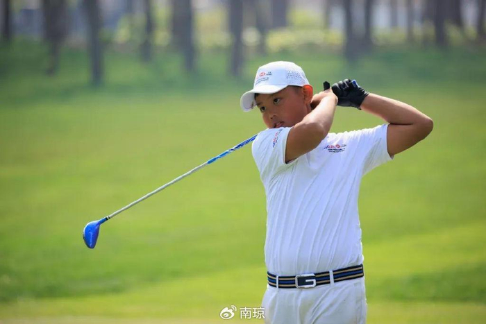 赵梓旭1鹰8鸟领先汇丰青少年a组36洞 侯佩琪力争背靠背夺冠|赵梓旭