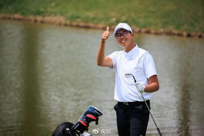 赵梓旭1鹰8鸟领先汇丰青少年a组36洞 侯佩琪力争背靠背夺冠|赵梓旭