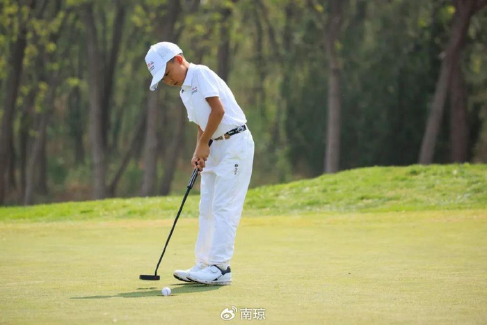 赵梓旭1鹰8鸟领先汇丰青少年a组36洞 侯佩琪力争背靠背夺冠|赵梓旭