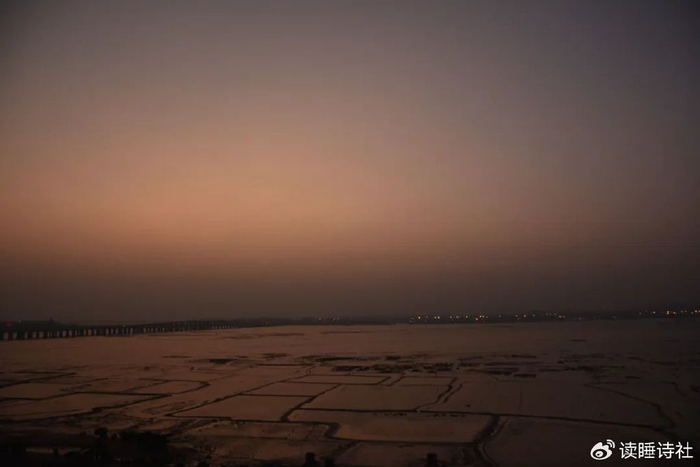 殿内香火繁盛众香客们莲步挪得敬意,佛拜的虔诚进殿的个个身负红尘