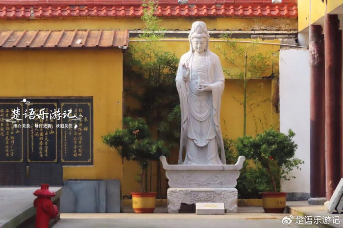 浙江这个寺院名字很大牌,与宁波十大名桥之一相邻,对岸景色很美