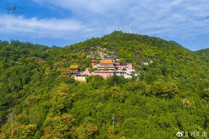 铜仁市的文笔峰公园太过郁郁葱葱,唯山腰处的回龙寺最醒目