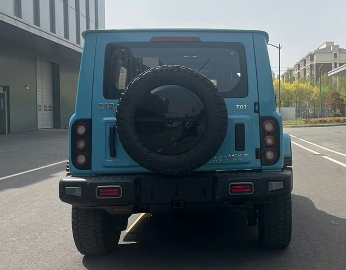 全新北汽制造212吉普车, 东安动力2.0t汽油机,你觉得咋样?