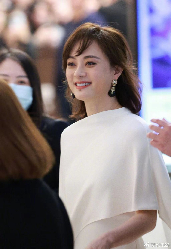 孙俪现身活动,留着长发,网友说颜值回春|孙俪|现身|女明星_新浪新闻