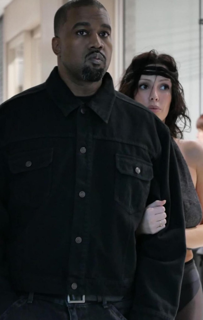 侃爷Kanye在亚洲呆了快3个月， 然后从47岁返回到了37岁.