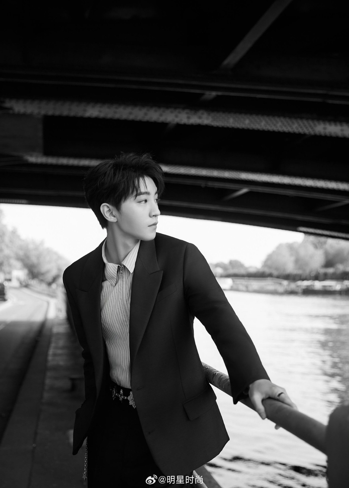 王俊凯自在随心游走在成熟与纯真之间感受摩登态度