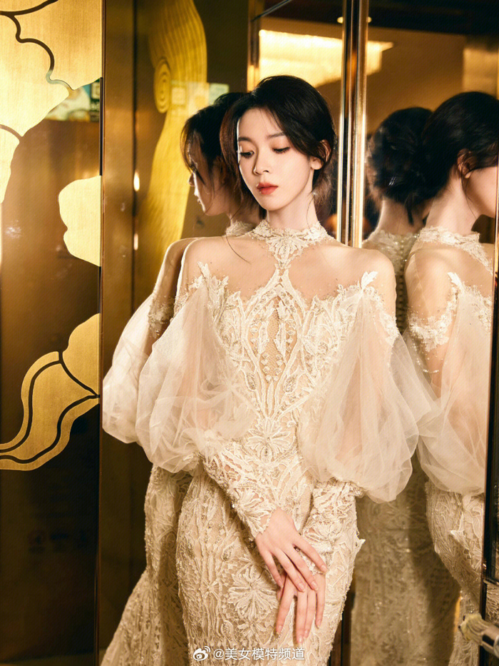 陈瑶的一组蕾丝长裙写真