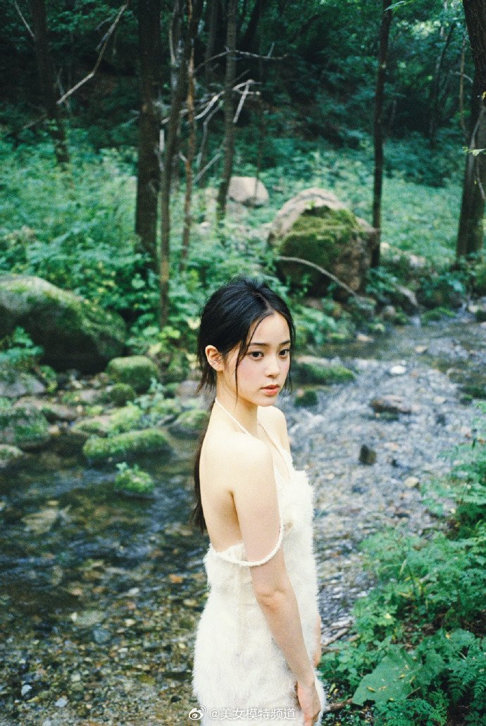 欧阳娜娜林间情绪大片释出 一袭白色吊带裙清新灵动