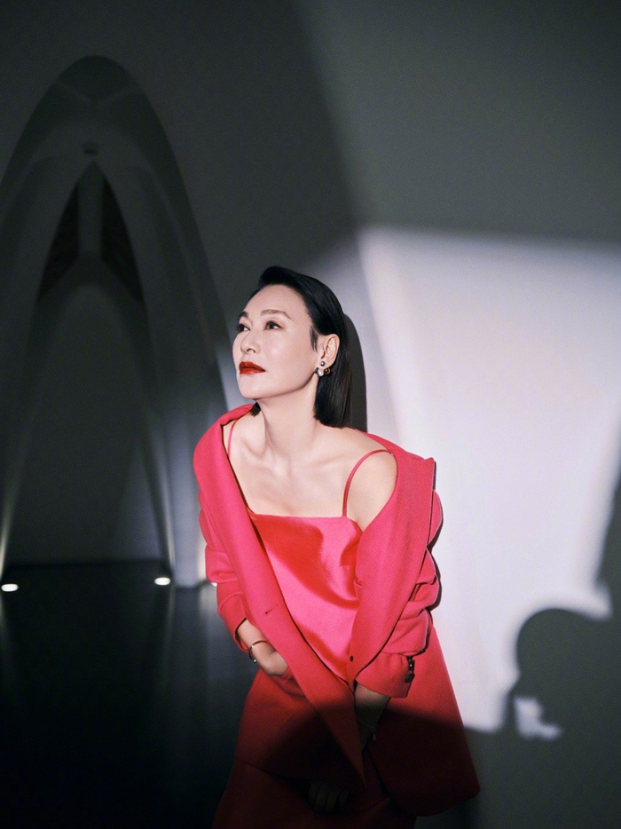 好适合红色露肩吊带红裙一整个被惊艳到