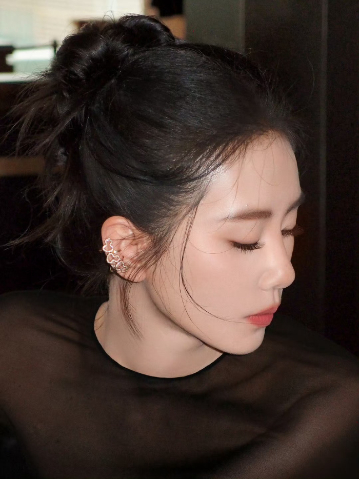 刘诗诗耳骨夹侧颜美到我了,清冷感扑面而来,请多多保持这个状态营业