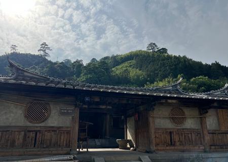 骑行偶遇，这倒是正宗的闽中清代老宅，比古镇景点里的那些仿古建筑有味道多了